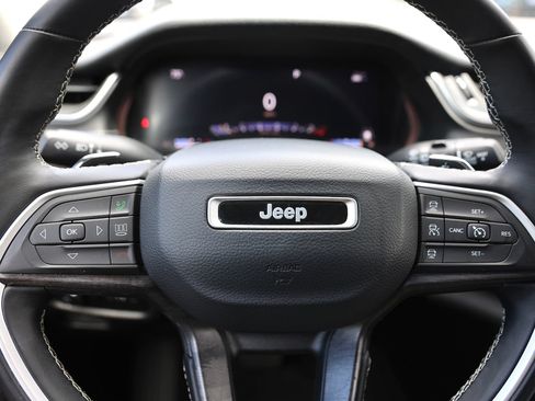 Used 2022 Jeep Grand Cherokee Limited AWD/4WD image 37