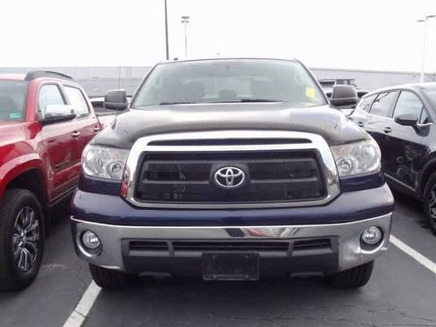 Used 2011 Toyota Tundra 4x4 CrewMax image 2