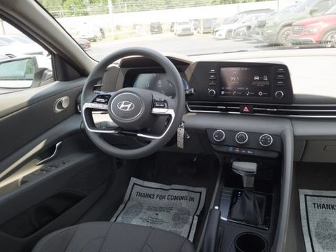 New 2026 Hyundai Elantra SE FWD image 19