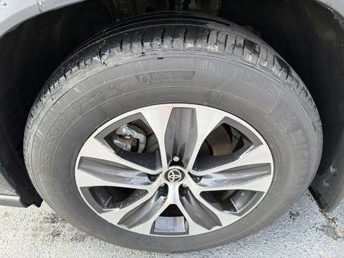 Used 2023 Toyota Highlander XLE image 11