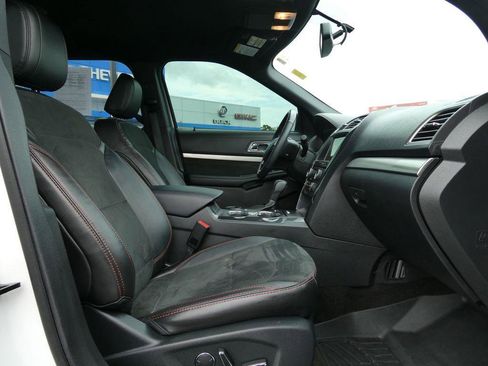 Used 2018 Ford Explorer XLT w/ Equipment Group 202A FWD image 13