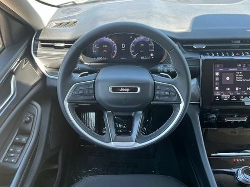 Used 2023 Jeep Grand Cherokee Laredo AWD/4WD image 11