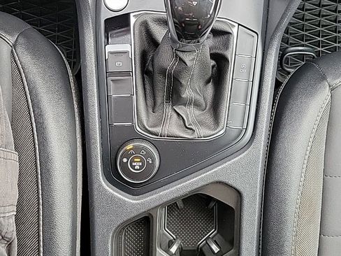 Certified 2022 Volkswagen Taos SE image 9