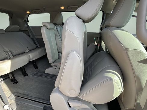 Used 2012 Toyota Sienna XLE w/ Entertainment Pkg image 32