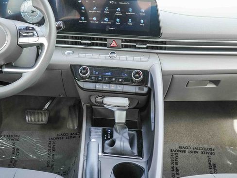 Used 2024 Hyundai Elantra SEL FWD image 13