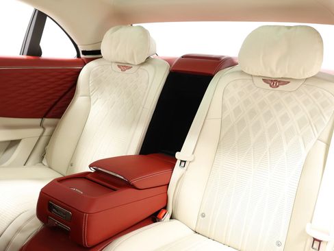 Used 2022 Bentley Flying Spur Plug-In Hybrid AWD/4WD image 3