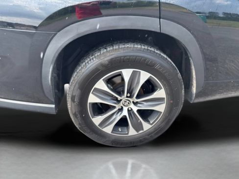 Used 2024 Toyota Highlander XLE FWD image 24