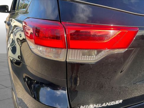 Used 2019 Toyota Highlander LE FWD image 28