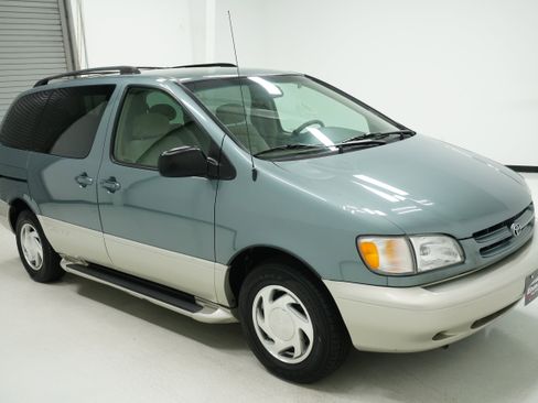 Used 1998 Toyota Sienna XLE image 3