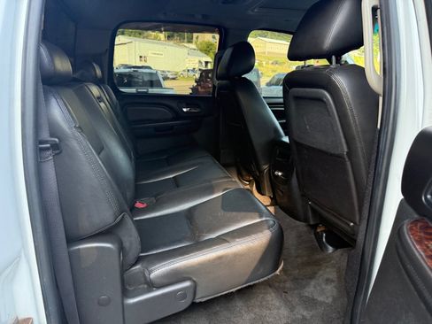 Used 2011 GMC Sierra 2500 Denali w/ Suspension Package, Off-Road AWD/4WD image 44