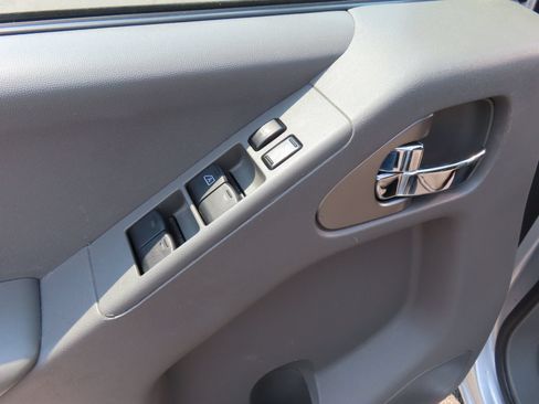 Used 2015 Nissan Frontier SV AWD/4WD image 12