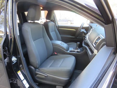 Used 2019 Toyota Highlander LE AWD/4WD image 11