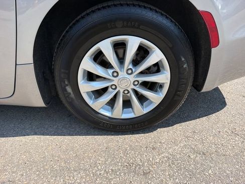Used 2019 Chrysler Pacifica Touring-L FWD image 29