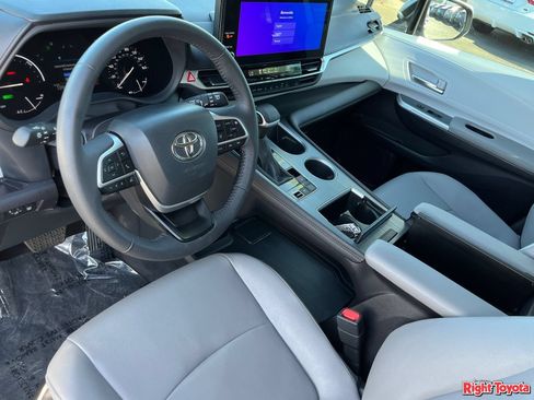 Certified 2025 Toyota Sienna XLE FWD image 21