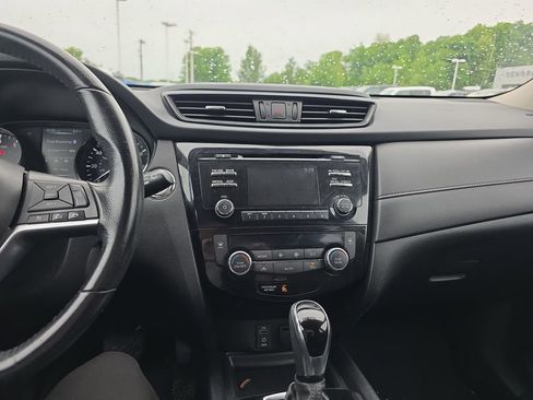 Used 2017 Nissan Rogue SV AWD/4WD image 30