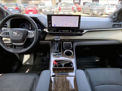 New 2025 Toyota Sienna Platinum image 16