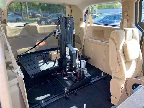 Used 2013 Dodge Grand Caravan American Value Package FWD image 22