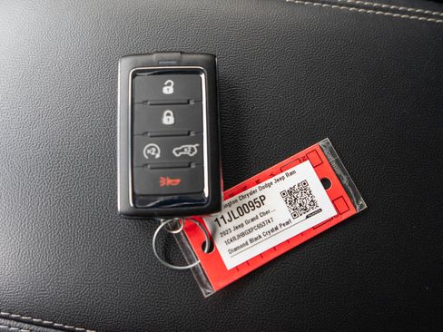 Used 2023 Jeep Grand Cherokee Limited w/ Black Appearance Package AWD/4WD image 32
