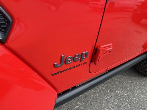 Certified 2024 Jeep Wrangler Rubicon image 11
