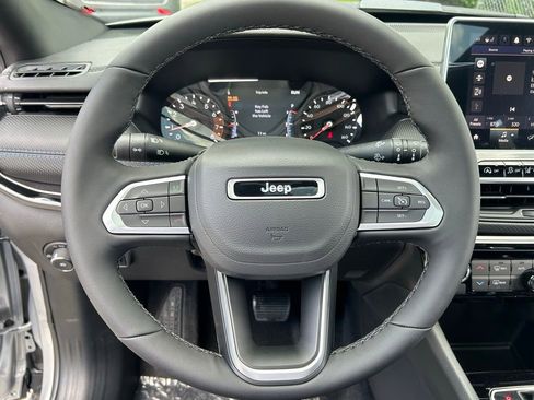 New 2025 Jeep Compass Latitude w/ Sun & Sound Group AWD/4WD image 19