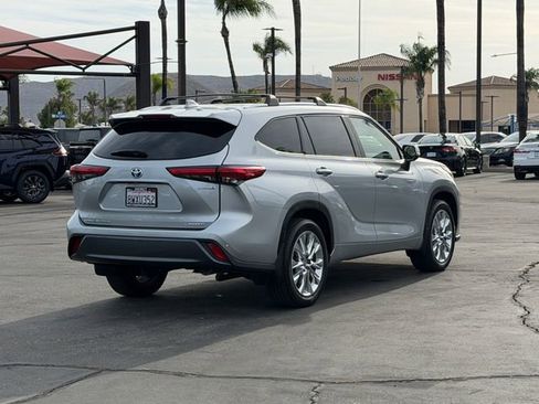 Used 2021 Toyota Highlander Limited FWD image 5