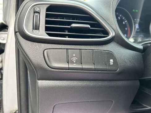 Used 2019 Hyundai Elantra GT image 17