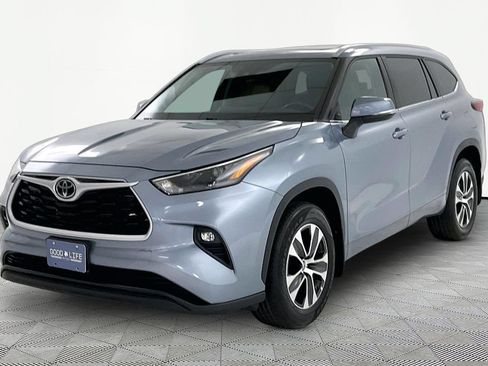 Used 2023 Toyota Highlander XLE AWD/4WD image 3