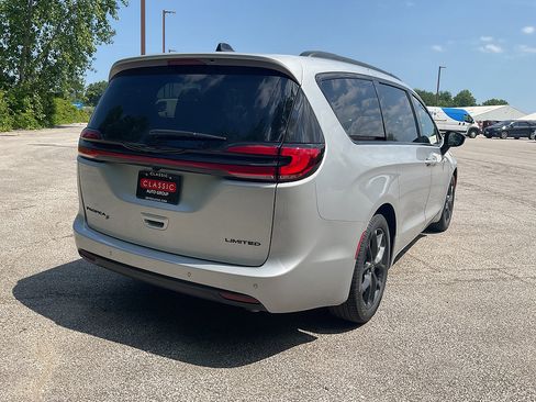 New 2026 Chrysler Pacifica Limited w/ Uconnect Theater Family Group FWD image 5