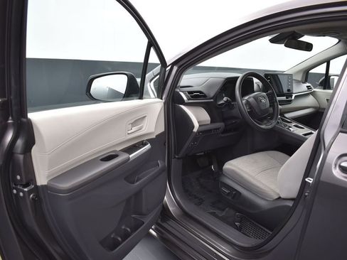 Used 2024 Toyota Sienna LE image 7