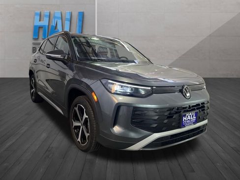 Certified 2025 Volkswagen Tiguan SE image 8