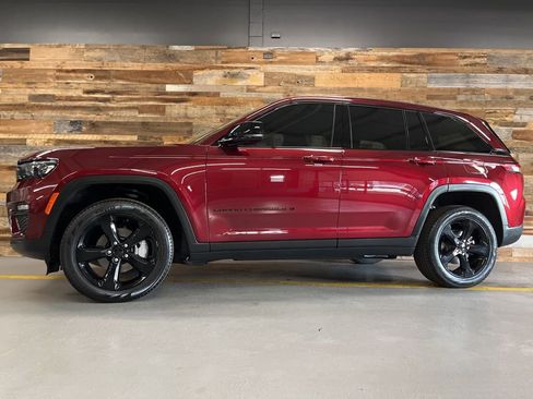 Used 2025 Jeep Grand Cherokee Limited w/ Black Appearance Package AWD/4WD image 49