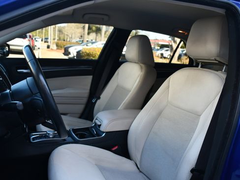 Used 2019 Chrysler 300 Touring w/ Chrome Appearance Package image 9