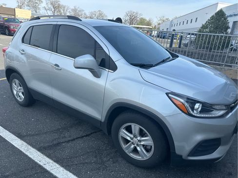 Used 2019 Chevrolet Trax LT w/ LT Convenience Package image 2