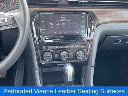 Used 2022 Volkswagen Passat 2.0T image 8