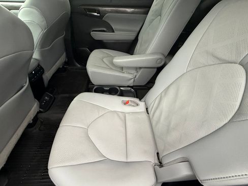Used 2021 Toyota Highlander Platinum image 29