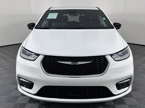 Used 2025 Chrysler Pacifica Select image 3