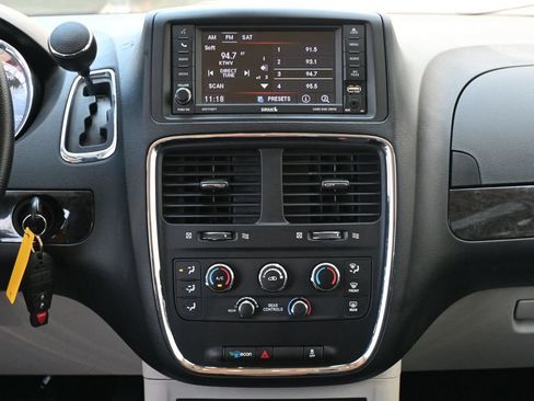 Used 2019 Dodge Grand Caravan SE w/ UConnect Hands-Free Group FWD image 13