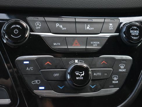 Used 2025 Chrysler Pacifica Select FWD image 30