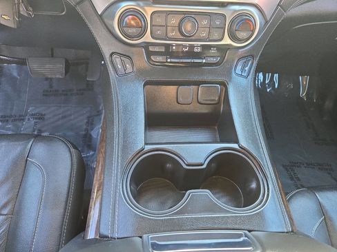 Used 2020 Chevrolet Suburban LT image 21