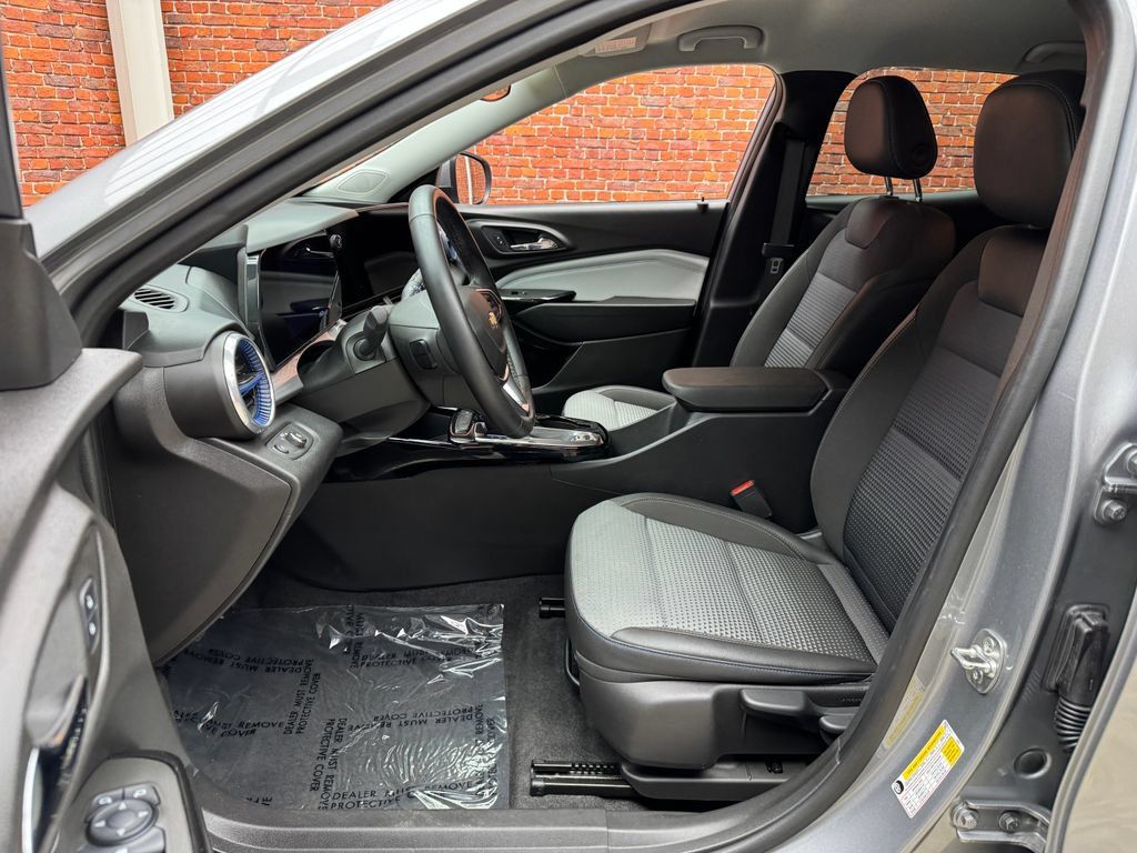 Used 2025 Chevrolet Trax LT w/ Driver Confidence Package FWD image 20