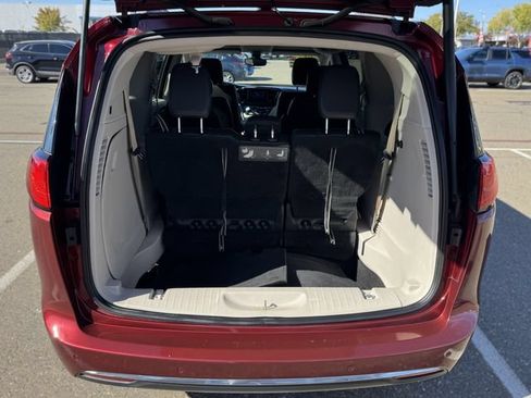 Used 2017 Chrysler Pacifica Touring-L FWD image 12