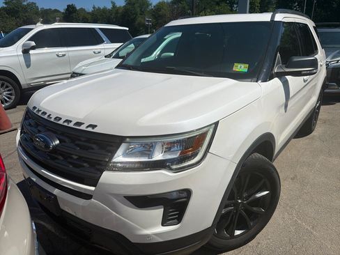 Used 2018 Ford Explorer XLT w/ Equipment Group 202A AWD/4WD image 2