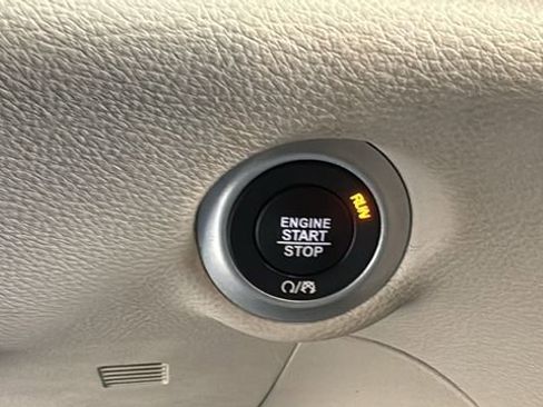 Used 2023 Chrysler Pacifica Limited image 26