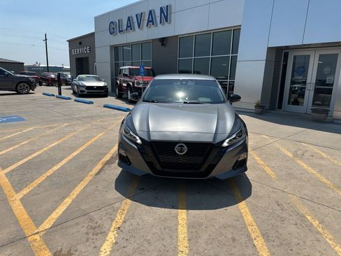 Used 2022 Nissan Altima 2.5 SR FWD image 2