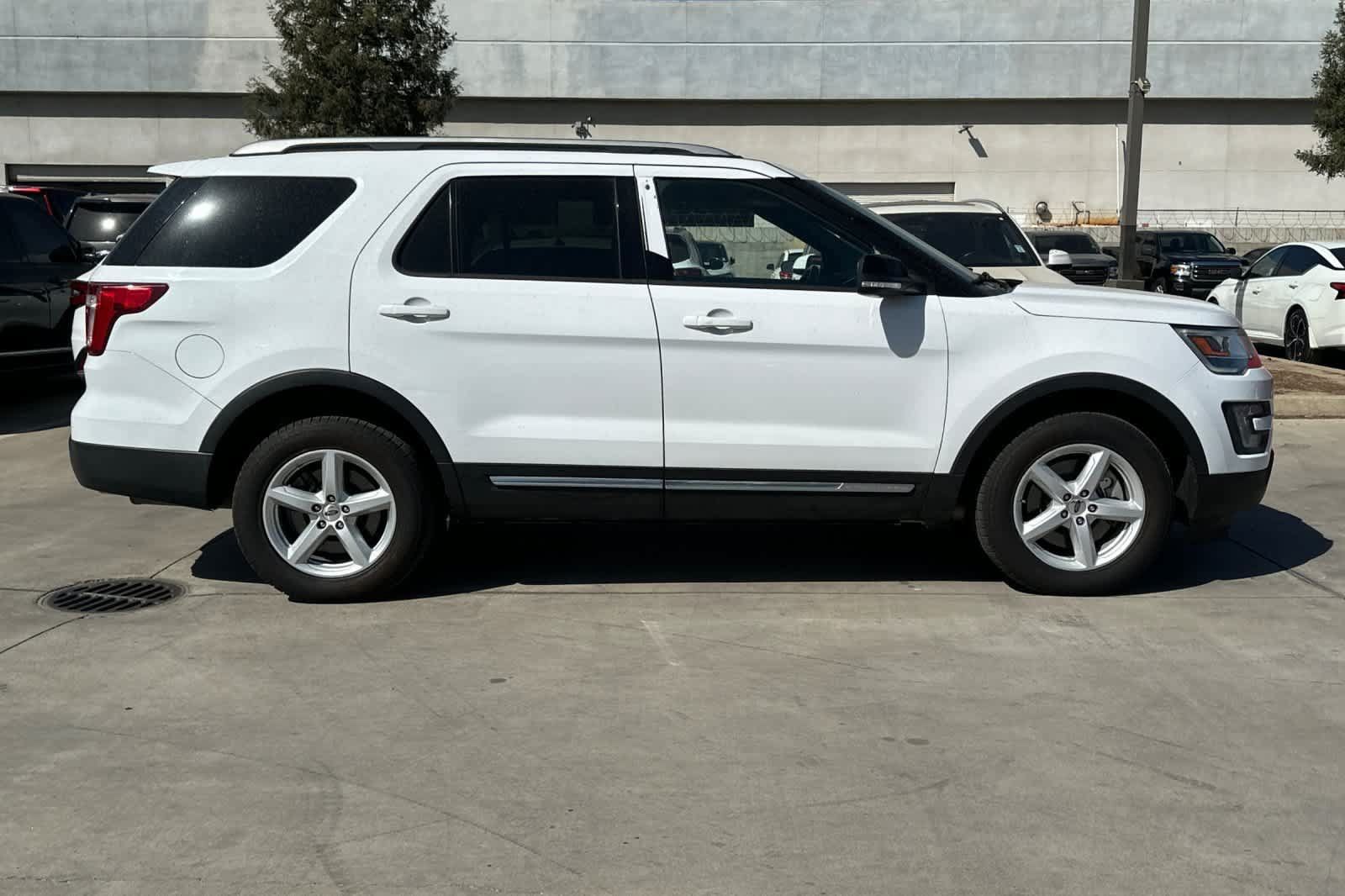 Used 2017 Ford Explorer XLT AWD/4WD image 9