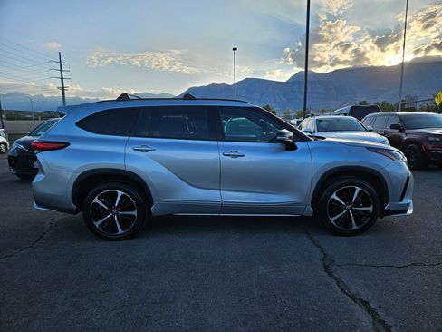 Used 2022 Toyota Highlander XSE AWD/4WD image 2