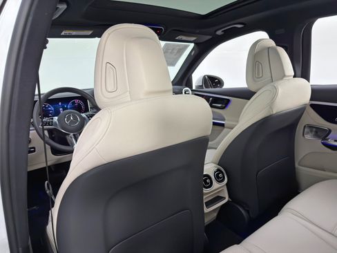 Used 2025 Mercedes-Benz GLC 350e 4MATIC image 43