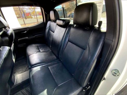 Used 2019 Toyota Tacoma TRD Off-Road w/ TRD Premium Off Road Package image 17