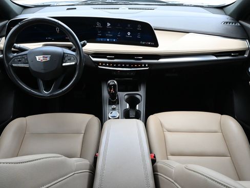 Used 2024 Cadillac XT4 Luxury w/ Cold Weather Package FWD image 8