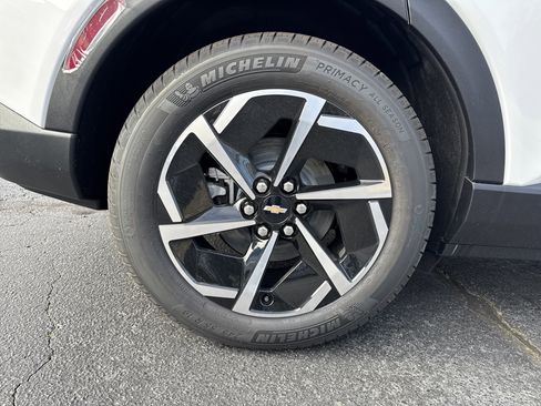 New 2026 Chevrolet Equinox EV LT image 18